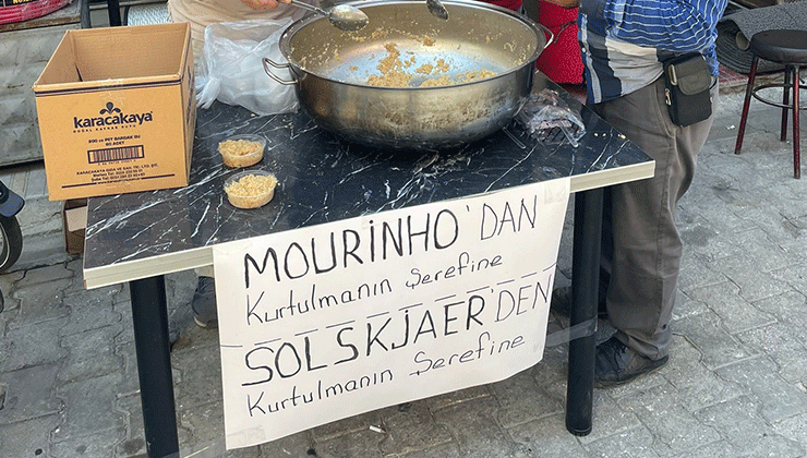 Taraftarlar, Mourinho ve Solskjaer’in gidişi için helva kavurdular