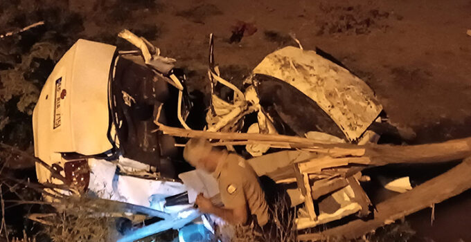 Tarlaya uçan otomobil hurdaya döndü: 1 ölü, 1 yaralı