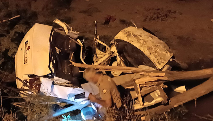 Tarlaya uçan otomobil hurdaya döndü: 1 ölü, 1 yaralı
