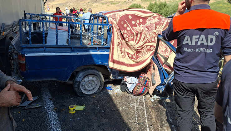 Tır ile kamyonetin çarptığı kazada  4 ölü, 2 yaralı