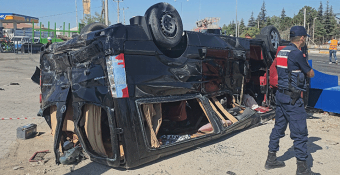 Tır, önünde seyreden 2 minibüse çarptı: 3 yaralı