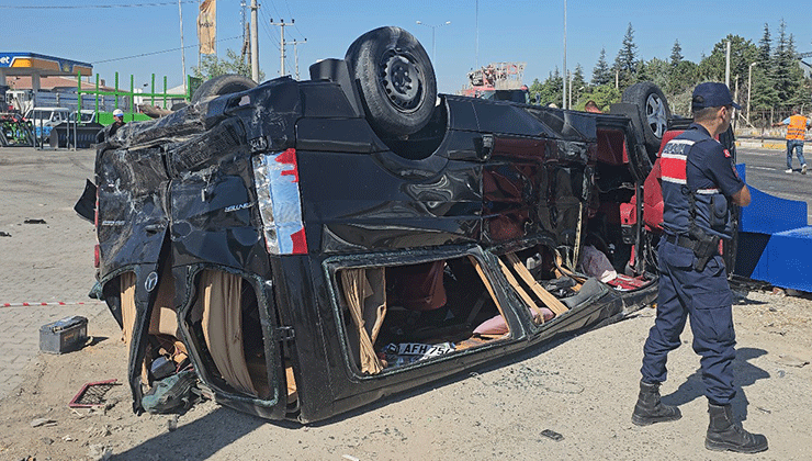 Tır, önünde seyreden 2 minibüse çarptı: 3 yaralı