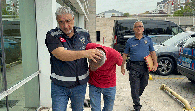 Tramvayda genç kadının fotoğraflarını çeken şahsa meydan dayağı