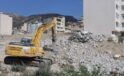 Yıktığı binanın altında kalmaktan saniyelerle kurtuldu, o anlar kamerada
