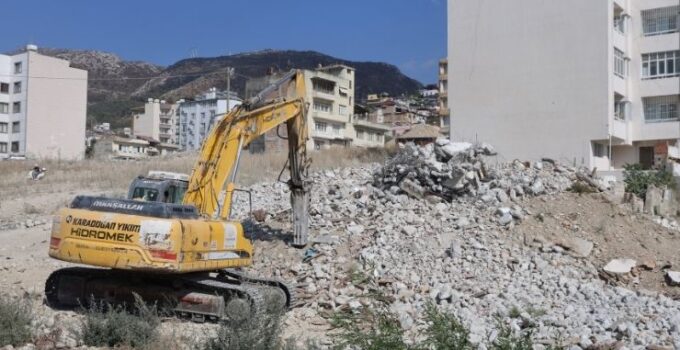 Yıktığı binanın altında kalmaktan saniyelerle kurtuldu, o anlar kamerada