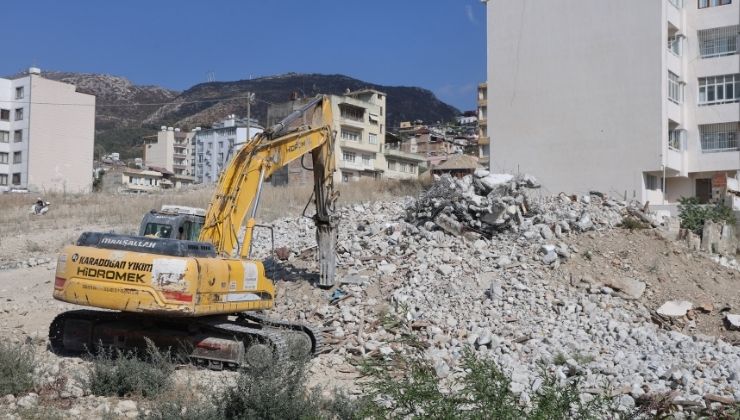 Yıktığı binanın altında kalmaktan saniyelerle kurtuldu, o anlar kamerada
