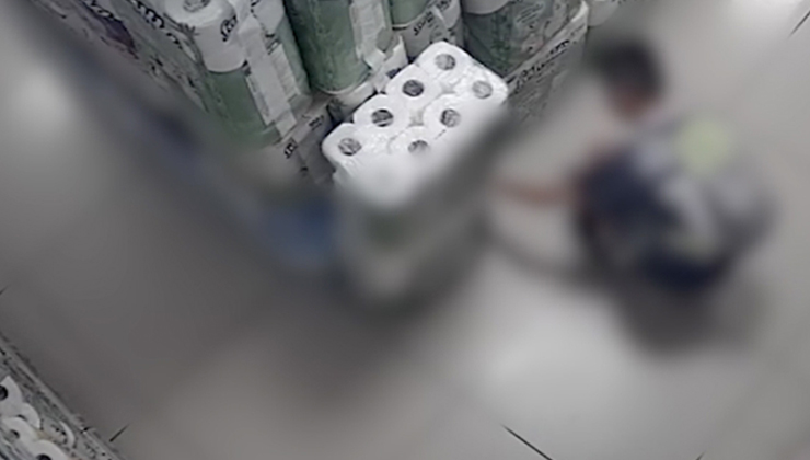 10 yaşındaki çocuk markette peçeteleri yakarak yangın çıkardı