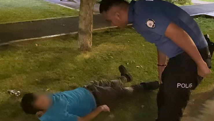 Aksaray’daki alkollü şahıs “Türk polisi bizim  namusumuzdur, elini öpebilir miyim”