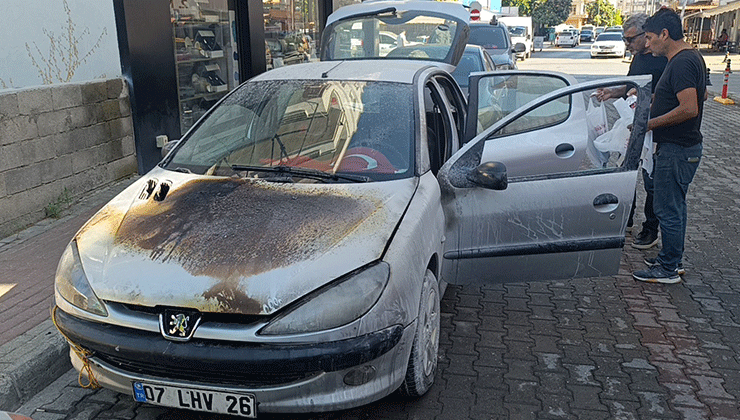 Antalya’da seyir halindeki otomobil yandı