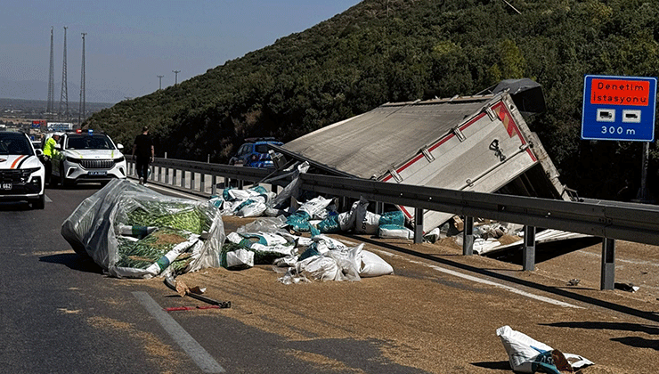 Antalya’da tır devrildi, ortalık savaş alanına döndü: Genç sürücü hayatını kaybetti