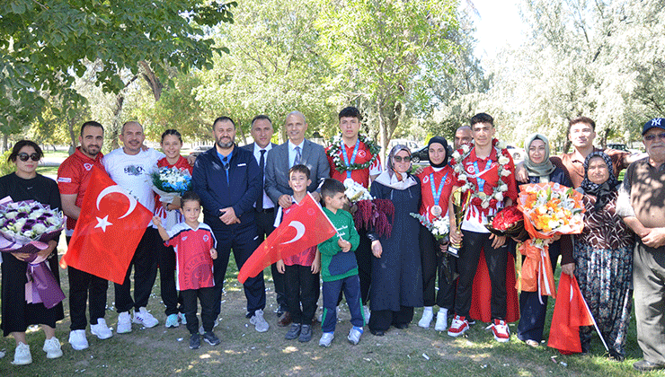 Konyalı sporcular, çiçeklerle karşılandı