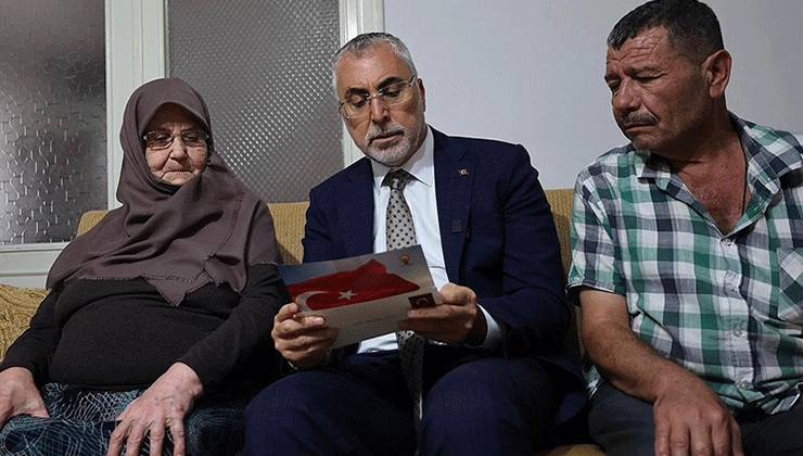Bakan Işıkhan, şehit ailesine “Terörsüz Türkiye” mektubunu okudu