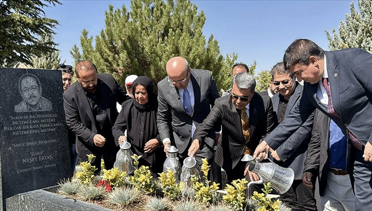 “Bozkırın Tezenesi” halk ozanı Neşet Ertaş, Kırşehir’de mezarı başında anıldı