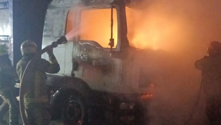 Bursa’da 3 kamyon ve 1 tır alev alev yandı, ortalık savaş alanına döndü