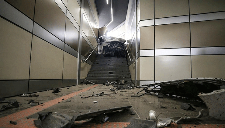 Bursa’da metro alt geçidine giren hafif ticari aracın sürücüsü yaralandı