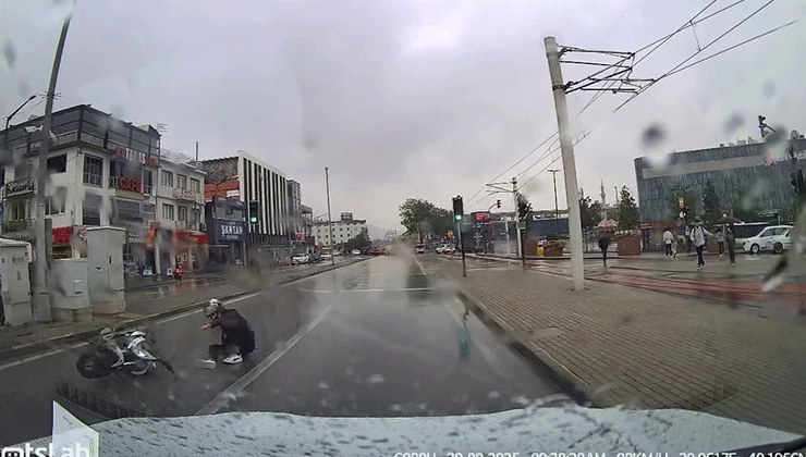 Bursa’da motosikletli yağışlı havada drift attı, yere kapaklandı