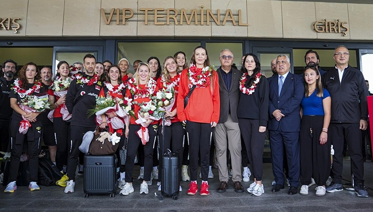 Dünya ikincisi Filenin Sultanları yurda döndü