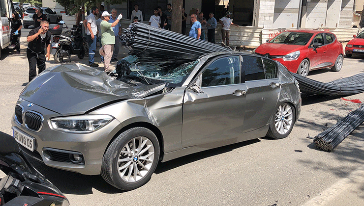 Elazığ’da lüks araç, tonlarca demirin altında kaldı: 2 yaralı