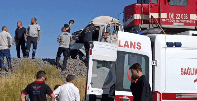 Elazığ’da tren kamyonete çarptı: 1 yaralı