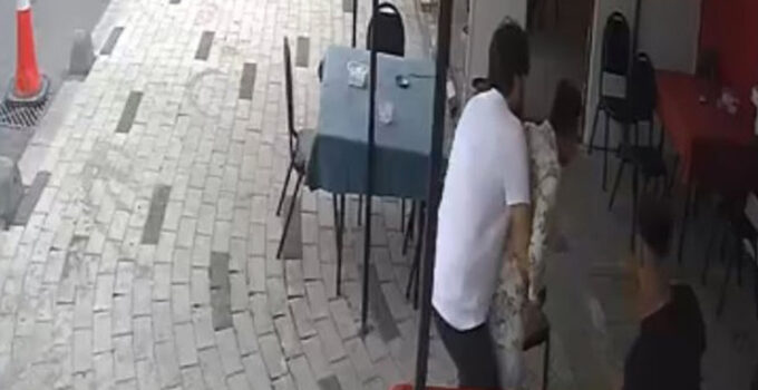 Esnafın Heimlich manevrası zihinsel engelli vatandaşın hayatını kurtardı