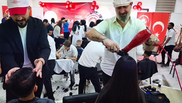 Gönüllü kuaförler, korunma altındaki 100 çocuğa saç bakımı yaptı