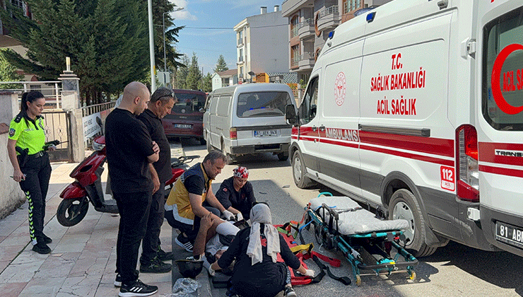 Hafif ticari araç ile çarpışan motosikletin sürücüsü yaralandı