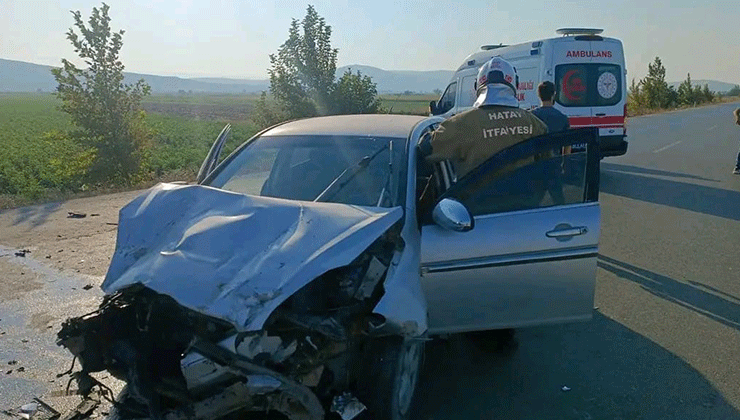 Hatay’da otomobille, traktör çarpıştı: 3 yaralı
