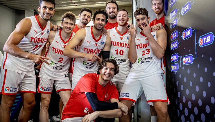 Haydi bir daha! 12 Dev Adam final için parkede