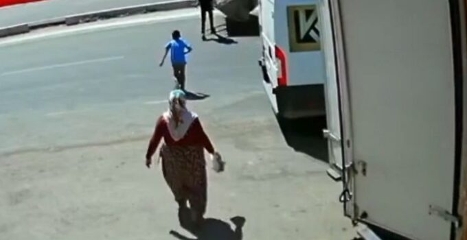 İş makinesinin kardeşlere çarptığı kaza anı güvenlik kamerasında