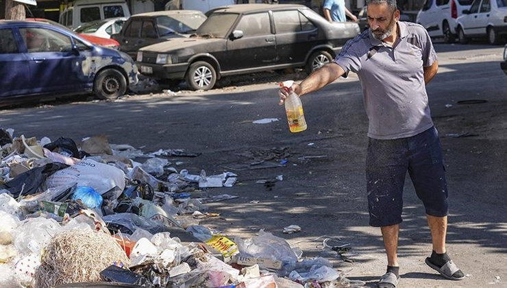 İzmir’de esnaftan toplanmayan çöplere karşı mazotla haşere önlemi