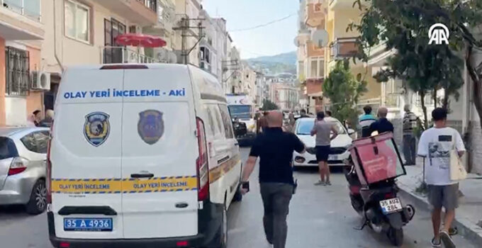 İzmir’de polis merkezine saldıran 16 yaşındaki şahıs 2 polisi şehit etti, o anlar kamerada