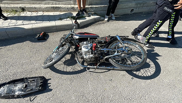 Karaman’da 1’i ağır 2 kişinin yaralandığı kaza kamerada