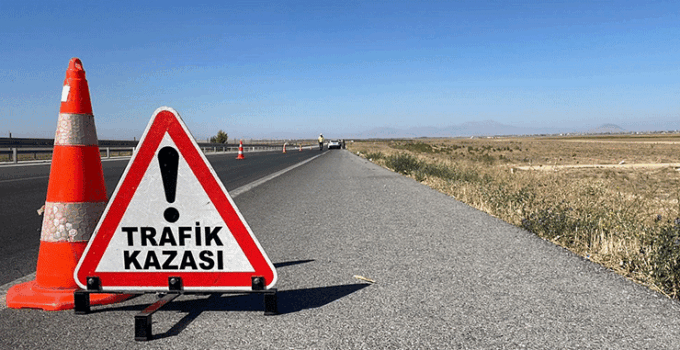 Karaman’da bariyerlere çarpan otomobildeki 3 kişilik aile ölümden döndü