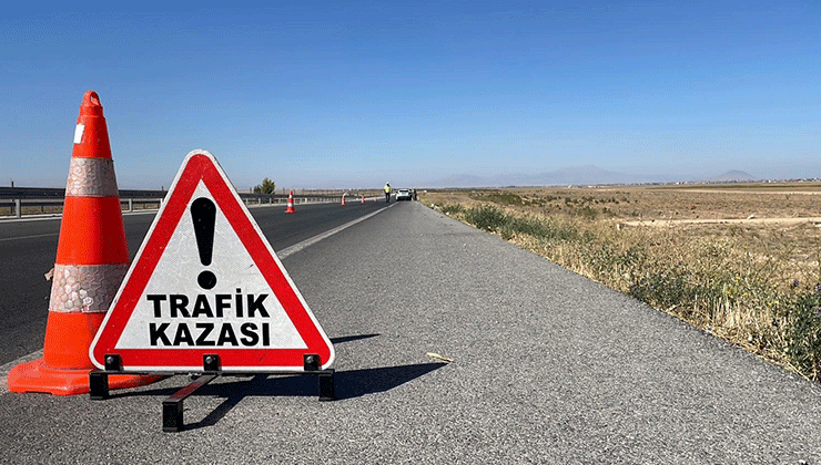 Karaman’da bariyerlere çarpan otomobildeki 3 kişilik aile ölümden döndü