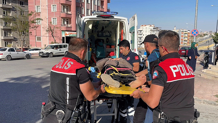 Karaman’da kargo dağıtım aracıyla çarpışan elektrikli bisiklet sürücüsü kadın yaralandı.