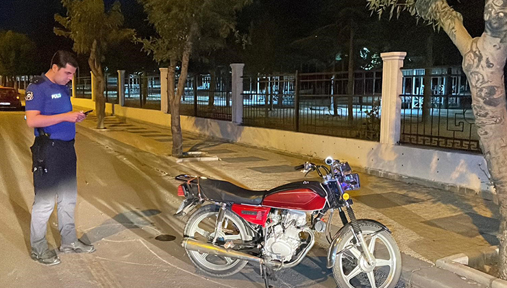 Karaman’da otomobil, çarptığı motosikleti 70 metre sürükledi: 1 yaralı