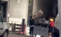 Kargo firması çalışanlarının paketleri fırlattığı anlar kameraya yansıdı