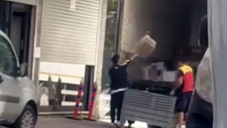 Kargo firması çalışanlarının paketleri fırlattığı anlar kameraya yansıdı