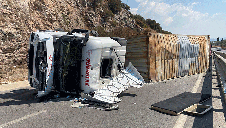 Kocaeli’nde tır devrildi, sürücü yaralandı: İstanbul istikameti trafiğe kapandı