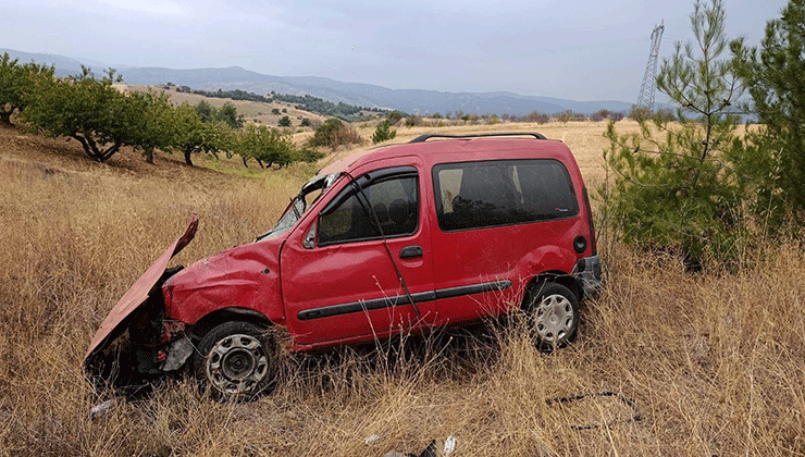 Kontrolden çıkan hafif ticari araç tarlaya uçarken, sürücüsü yaralandı