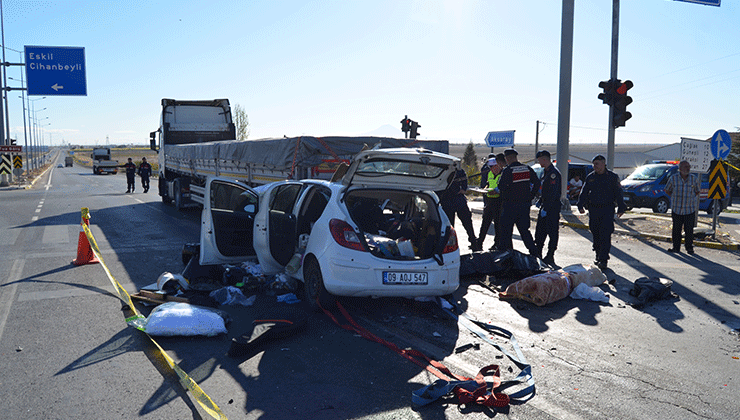 Konya yolunda kaza: Tıra çarpan otomobilin sürücüsü yaralandı, annesi öldü