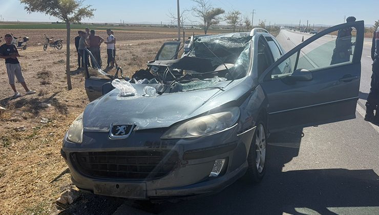 Konya yolunda tıra arkadan çarpan otomobil hurdaya döndü: 2 yaralı