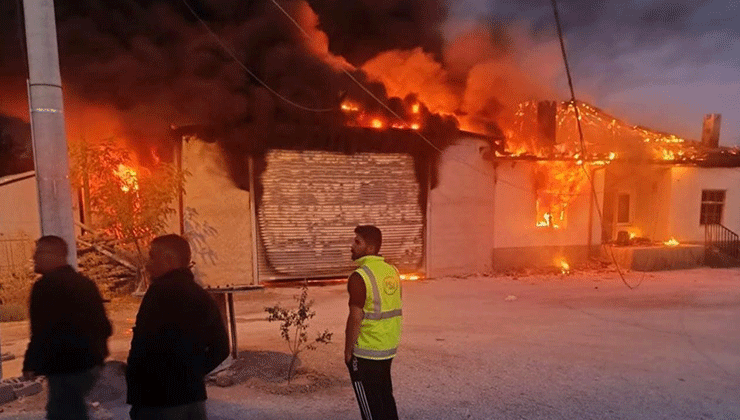 Konya’da çıkan yangında 2 traktör, ev ve gübreler yandı