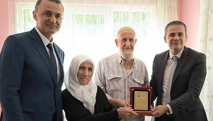 Konya’da örnek aileye plaket verildi