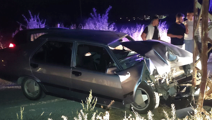 Konya’da otomobil elektrik direğine çarptı, 3 kişi yaralandı