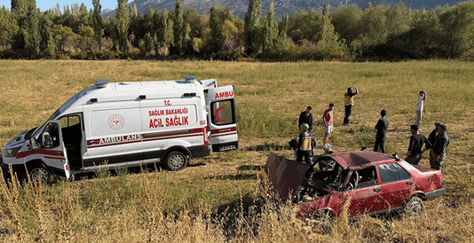 Konya’da yoldan çıkarak boş araziye giren otomobildeki çift yaralandı