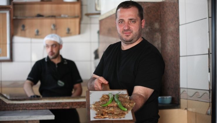 Konyalı ustalar, milli maç için Konya’ya gelen misafirleri etliekmek yemeğe davet etti