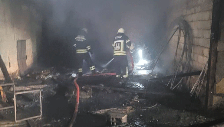 Kopan elektrik kablosu depoyu kül etti