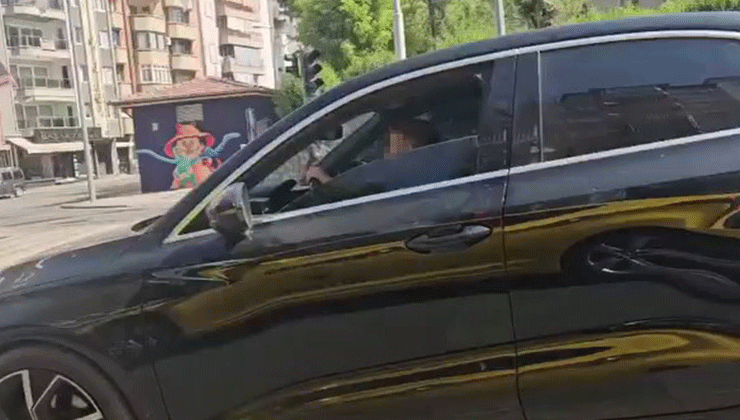 Küçük çocuğa trafikte otomobil kullandırdılar
