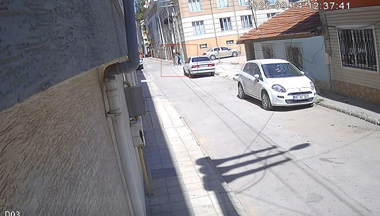 Küçük çocuğun camdan attığı altın dolu kutuyu çalan kadın yakalandı